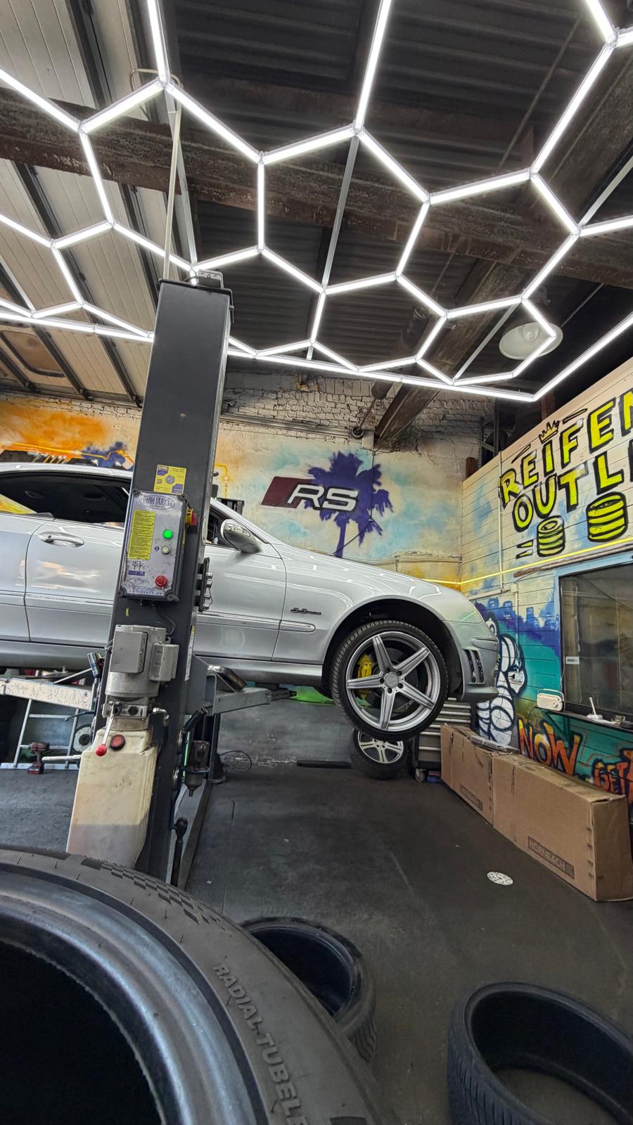 Halle des Reifen Outlet in Recklinghausen mit gelbem Rolltor